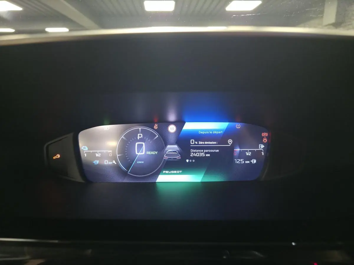 Affichage numérique du tableau de bord Peugeot 308 SW hybride rechargeable, montrant la vitesse à 0 km/h et l'autonomie restante.