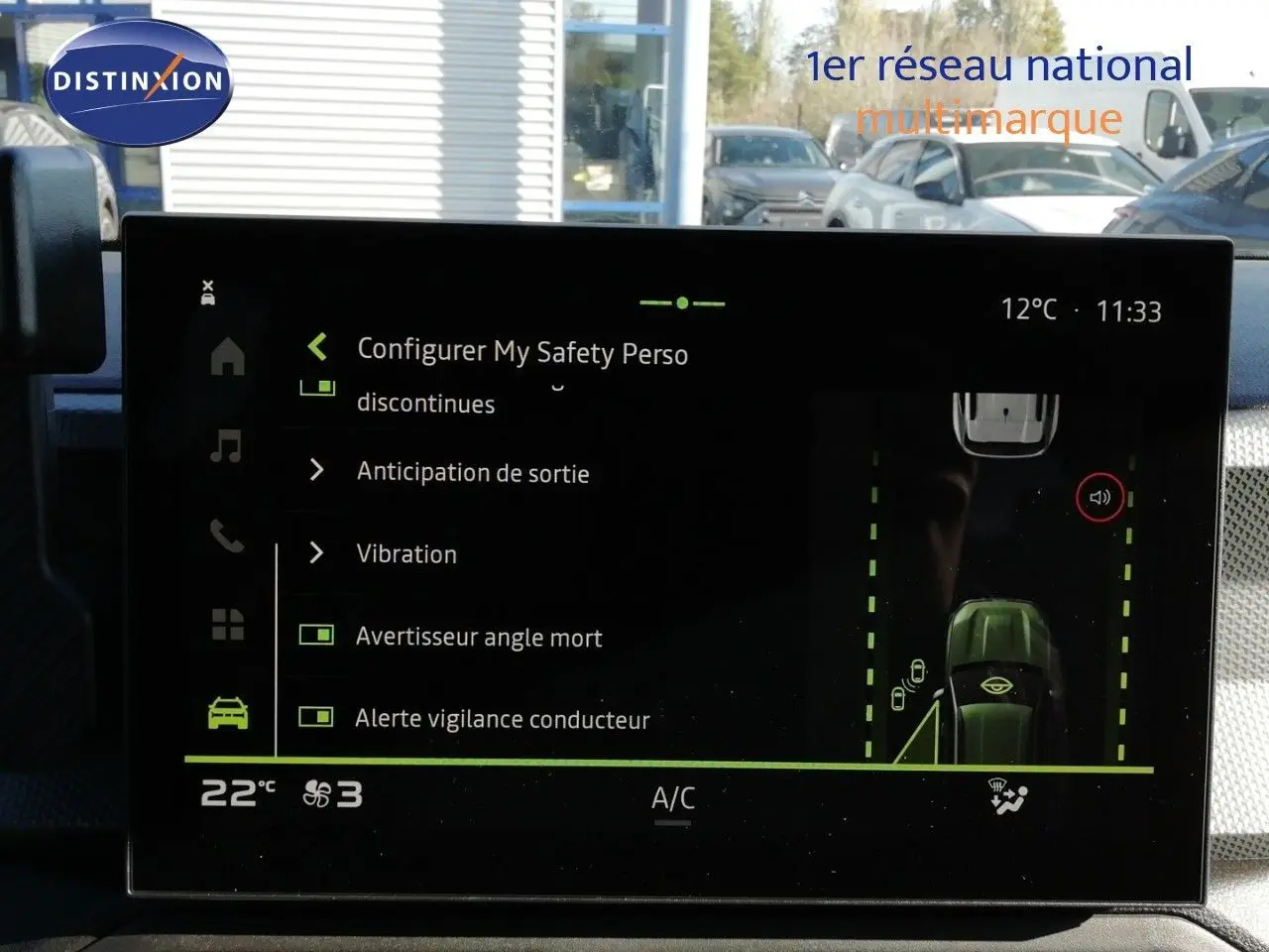 Vue avant droite du Dacia Duster gris schiste métal 2026 avec caméra 360° et capteurs visibles sur l’écran tactile.