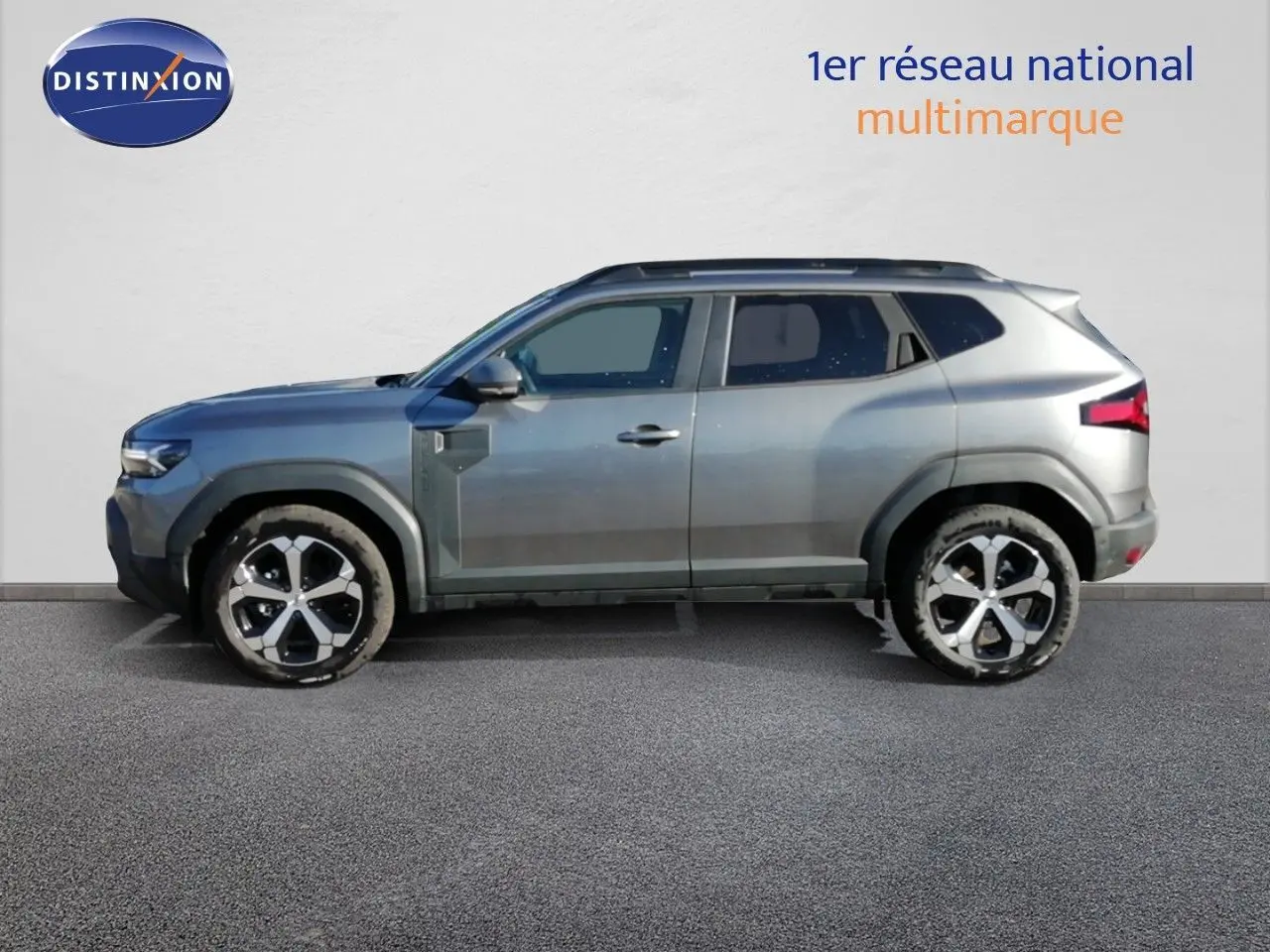 Profil droit du Dacia Duster TCE MHEV 140ch Journey 2026 en gris schiste métal avec jantes alliage bicolores.