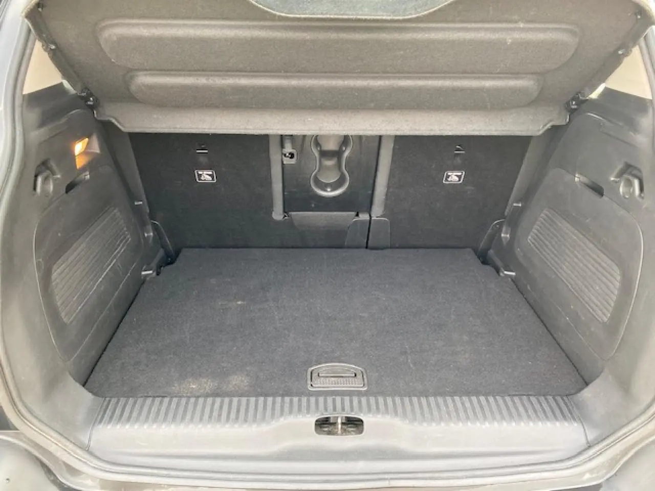 Coffre ouvert du Citroën C3 Aircross noir 2019, montrant l'espace de chargement et la moquette intérieure.