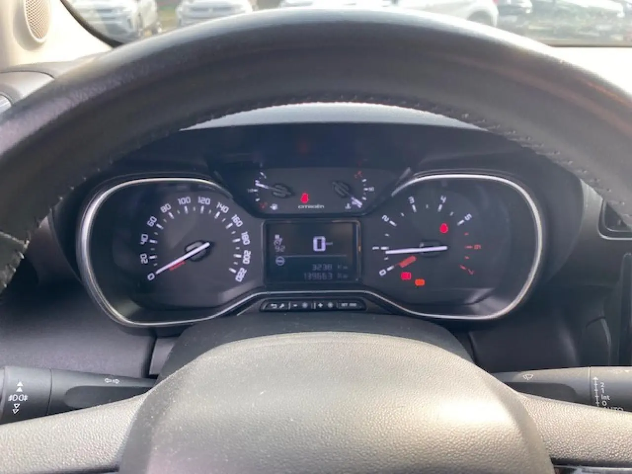 Vue rapprochée du tableau de bord et du volant noir du Citroën C3 Aircross 2019 avec affichage digital au centre.