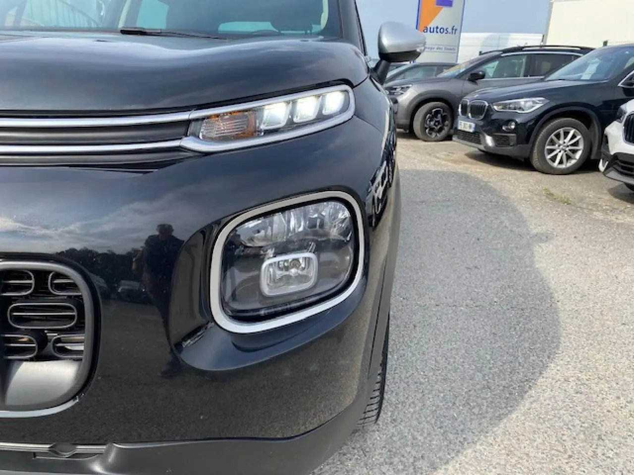 Gros plan sur l'avant droit noir du Citroën C3 Aircross 2019, mettant en valeur ses phares LED distinctifs.