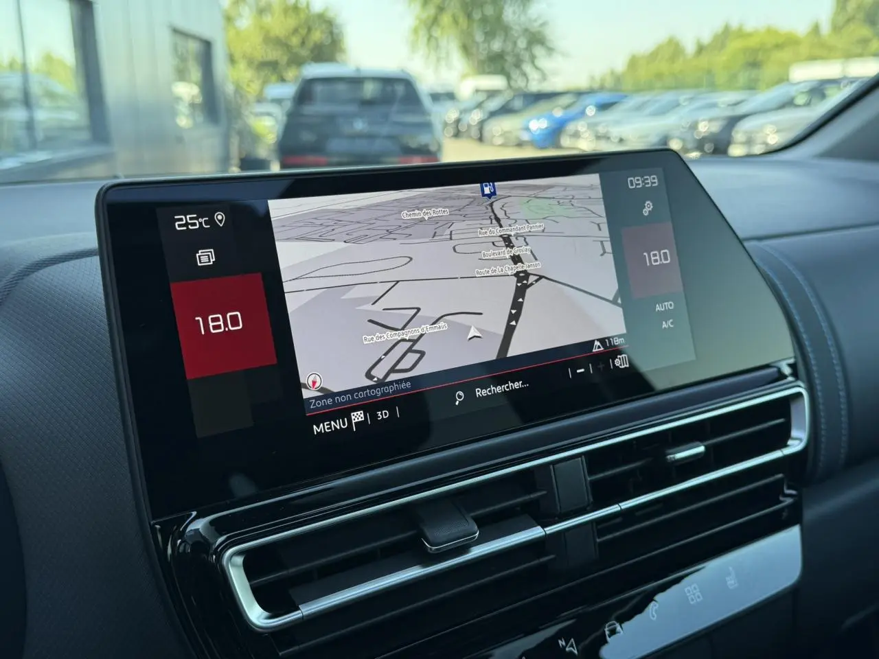 Écran tactile GPS du tableau de bord du Citroën C5 Aircross 2025 avec commandes climatisation et ventilation visibles.