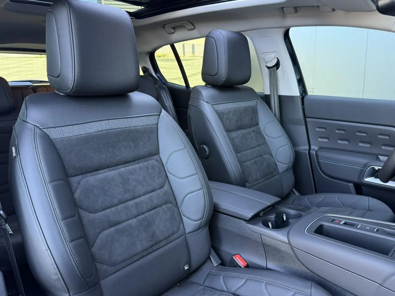 Vue intérieure côté avant droit du Citroën C5 Aircross 2025 avec sièges Urban Black en Alcantara noir et cuir effet noir.