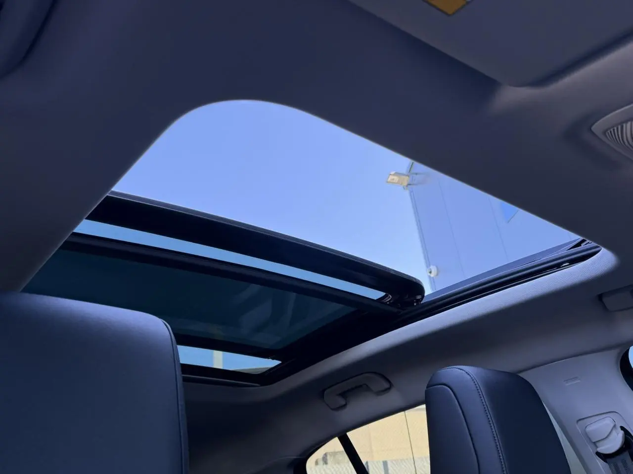 Toit ouvrant panoramique ouvert vu de l'intérieur arrière d'un Citroën C5 Aircross Bleu Eclipse 2025
