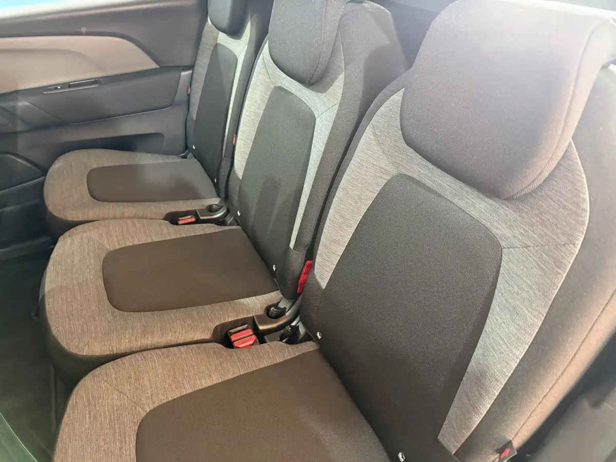 Vue rapprochée des sièges arrière gris et noirs du Citroën Grand C4 Spacetourer, côté droit intérieur.