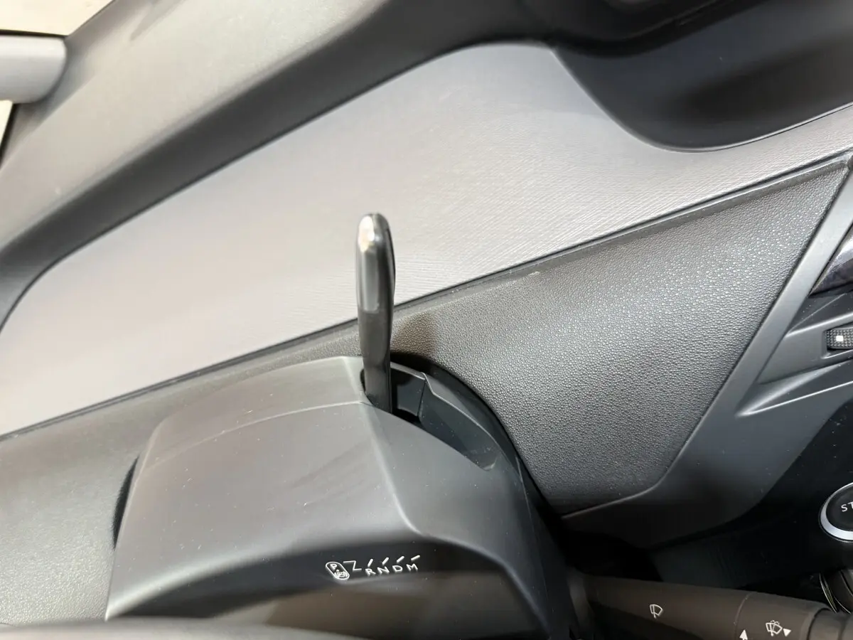 Gros plan sur la commande de boîte automatique noire dans l’habitacle du Citroën Grand C4 Spacetourer blanc, côté droit.