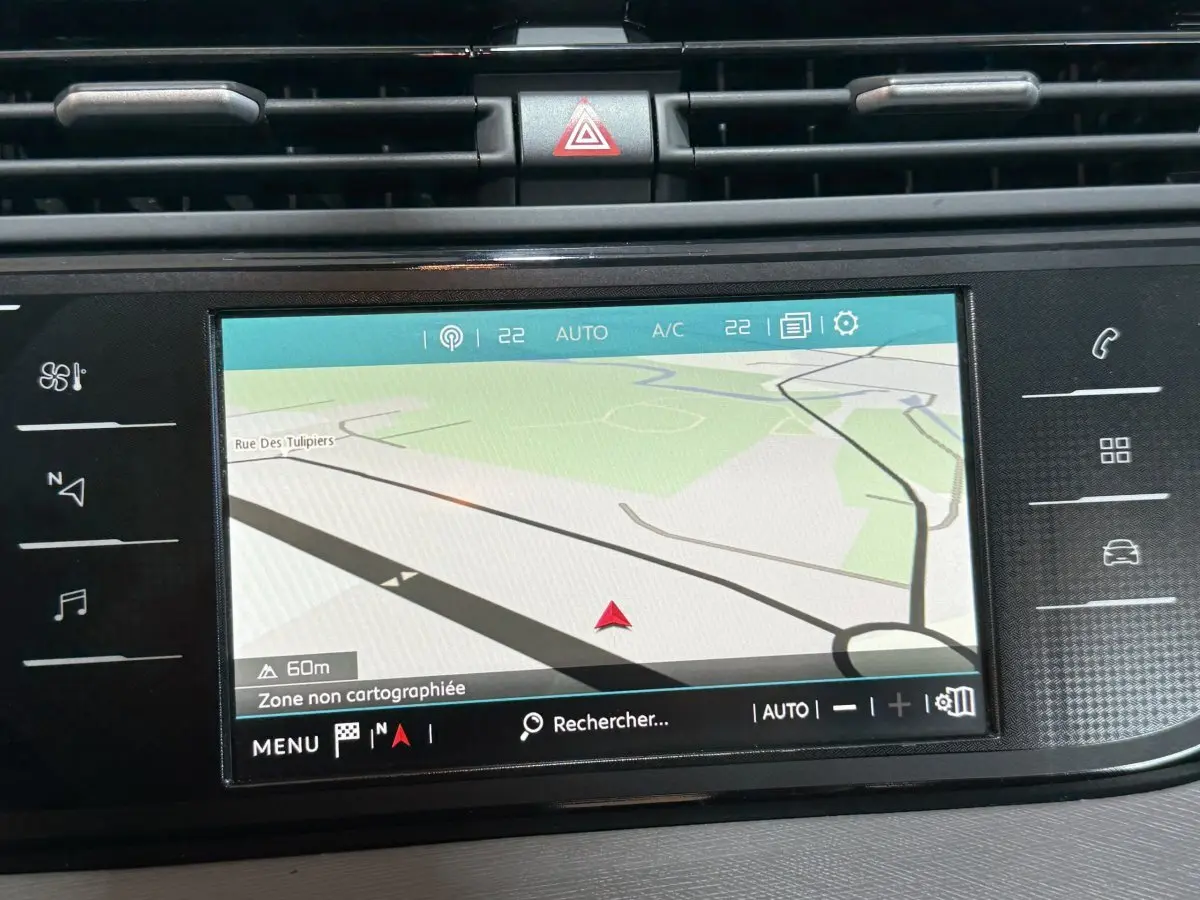 Écran tactile central du tableau de bord du Citroën Grand C4 Spacetourer blanc, affichant la navigation GPS.