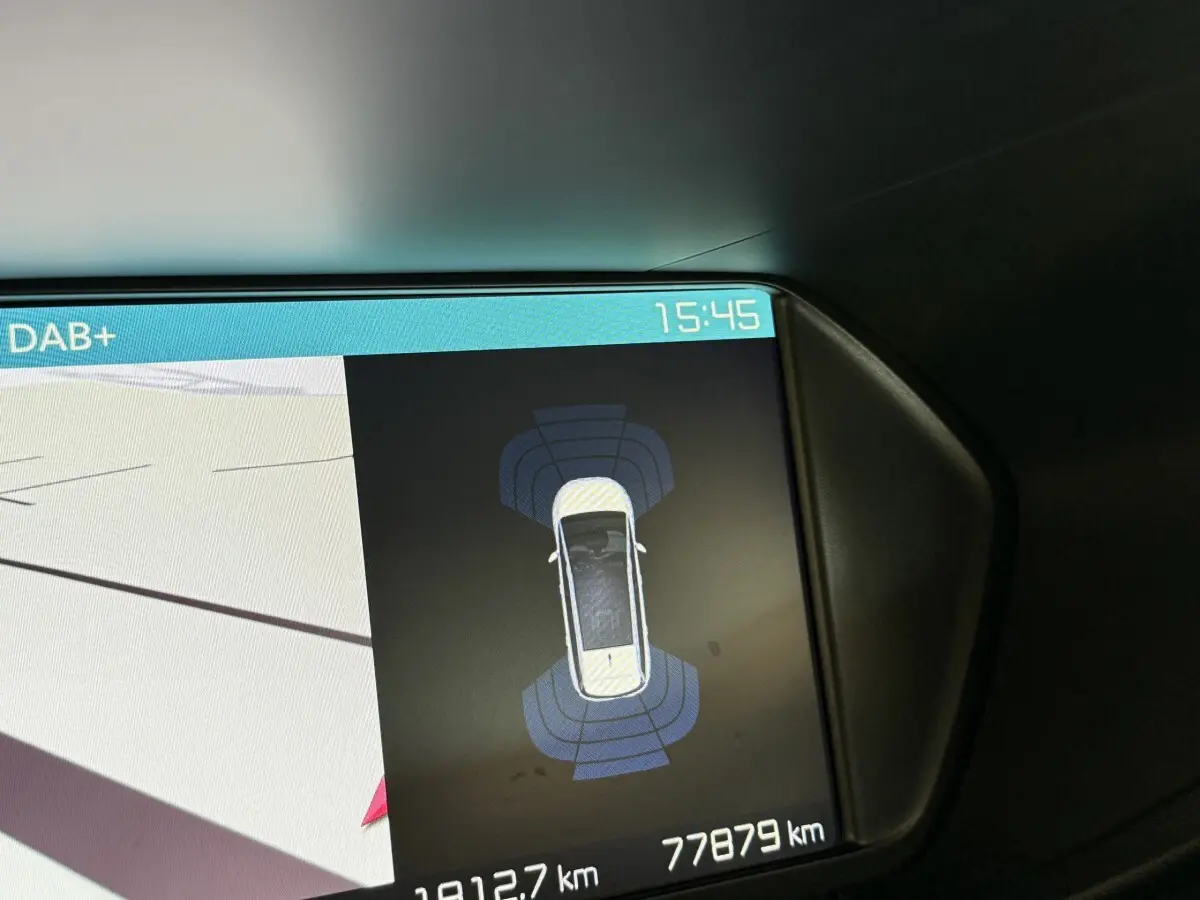 Affichage tactile intérieur du tableau de bord du Citroën Grand C4 Spacetourer, vue rapprochée du système de détection.