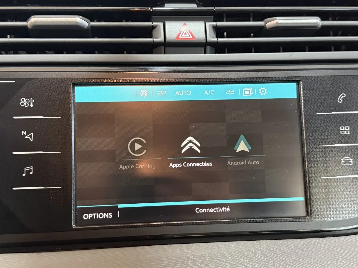 Écran tactile central du tableau de bord du Citroën Grand C4 Spacetourer blanc, affichant Apple CarPlay et Android Auto.