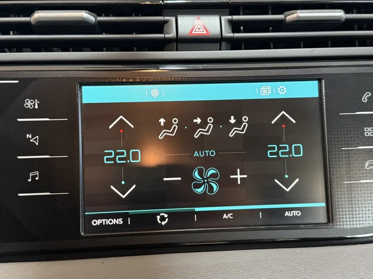 Écran tactile central du tableau de bord du Citroën Grand C4 Spacetourer blanc, affichant la climatisation à 22°C en mode automatique.