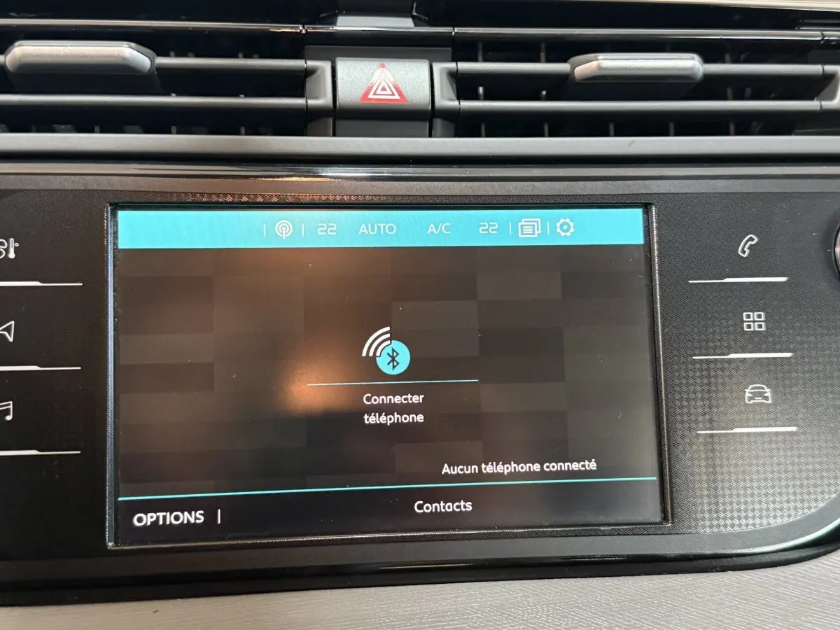 Écran tactile central du tableau de bord du Citroën Grand C4 Spacetourer blanc, affichant la connexion Bluetooth.