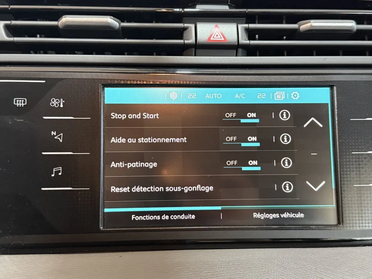 Écran tactile central du tableau de bord du Citroën Grand C4 Spacetourer blanc, affichant les réglages d’aide à la conduite.