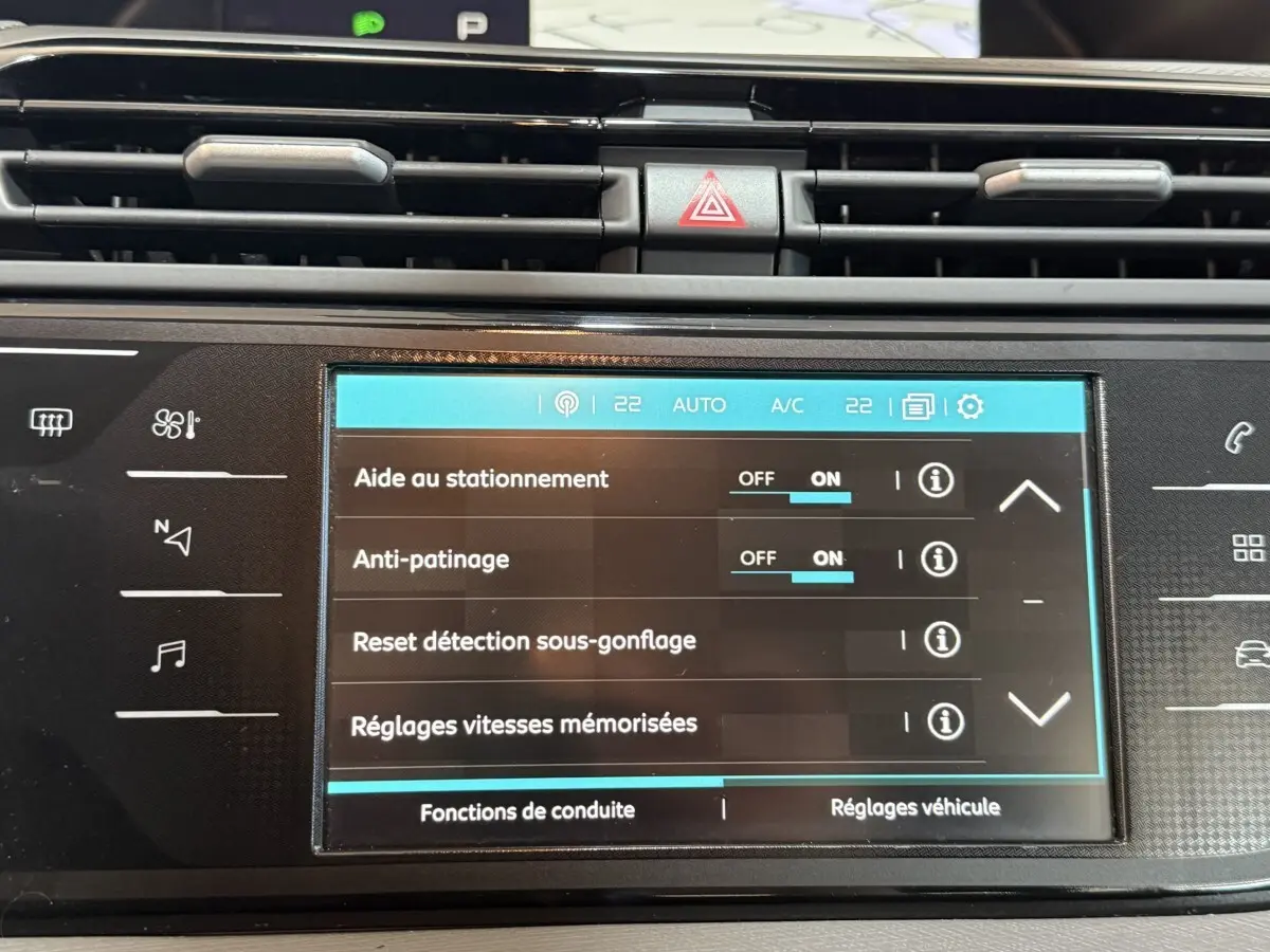 Écran tactile central du tableau de bord du Citroën Grand C4 Spacetourer blanc, affichant les réglages d’aide à la conduite.