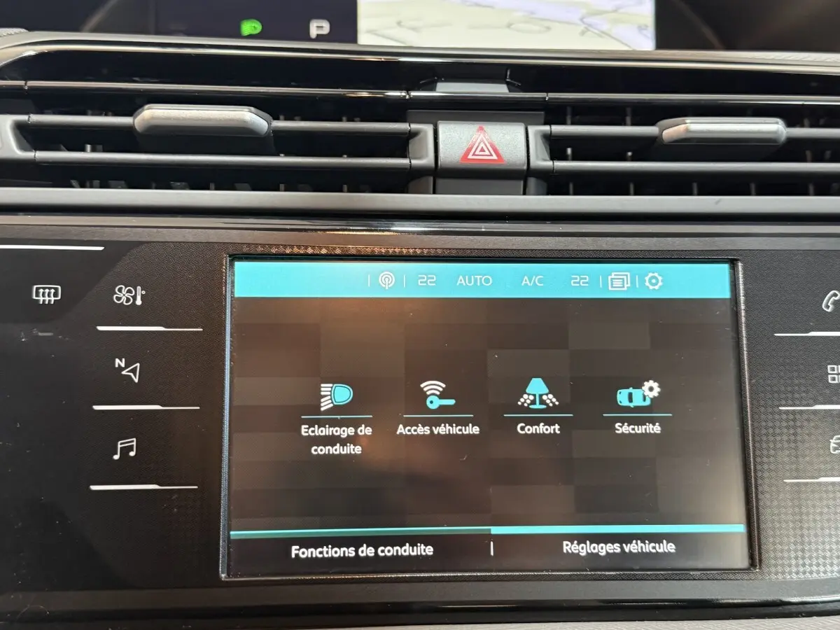 Écran tactile central du tableau de bord du Citroën Grand C4 Spacetourer blanc, affichant les réglages de conduite.