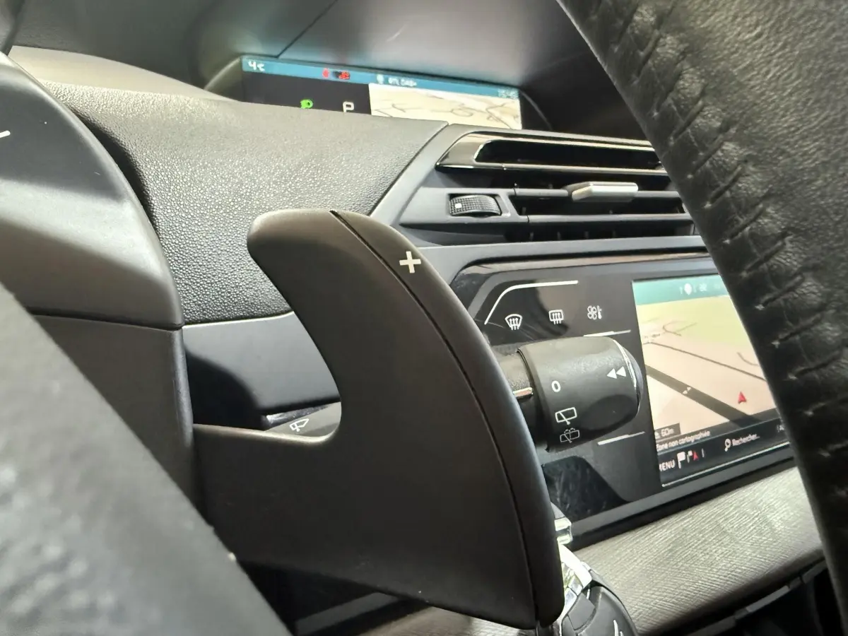 Gros plan sur la palette de changement de vitesse droite et l’écran tactile du tableau de bord du Citroën Grand C4 Spacetourer blanc.