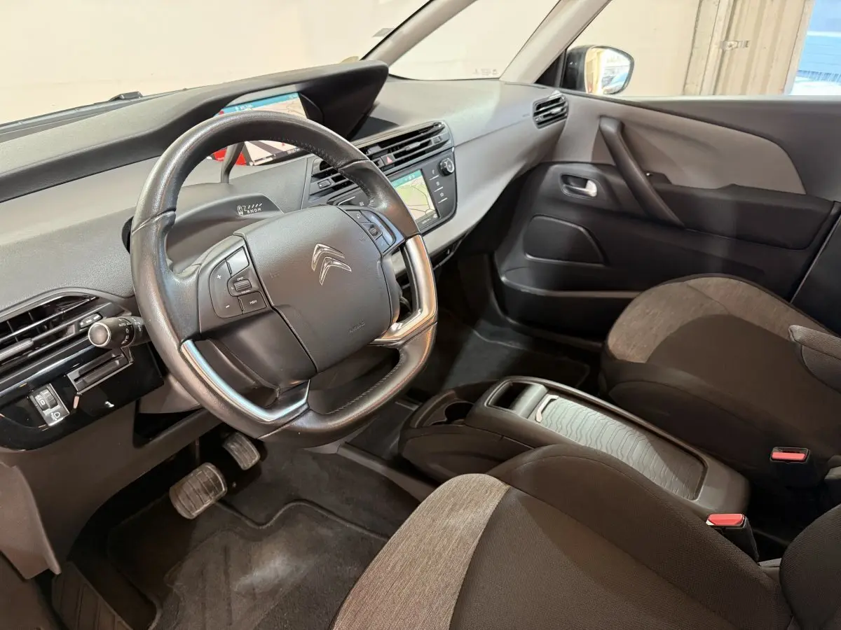 Vue intérieure côté conducteur du Citroën Grand C4 Spacetourer 2021, volant cuir et tableau de bord avec écran tactile.