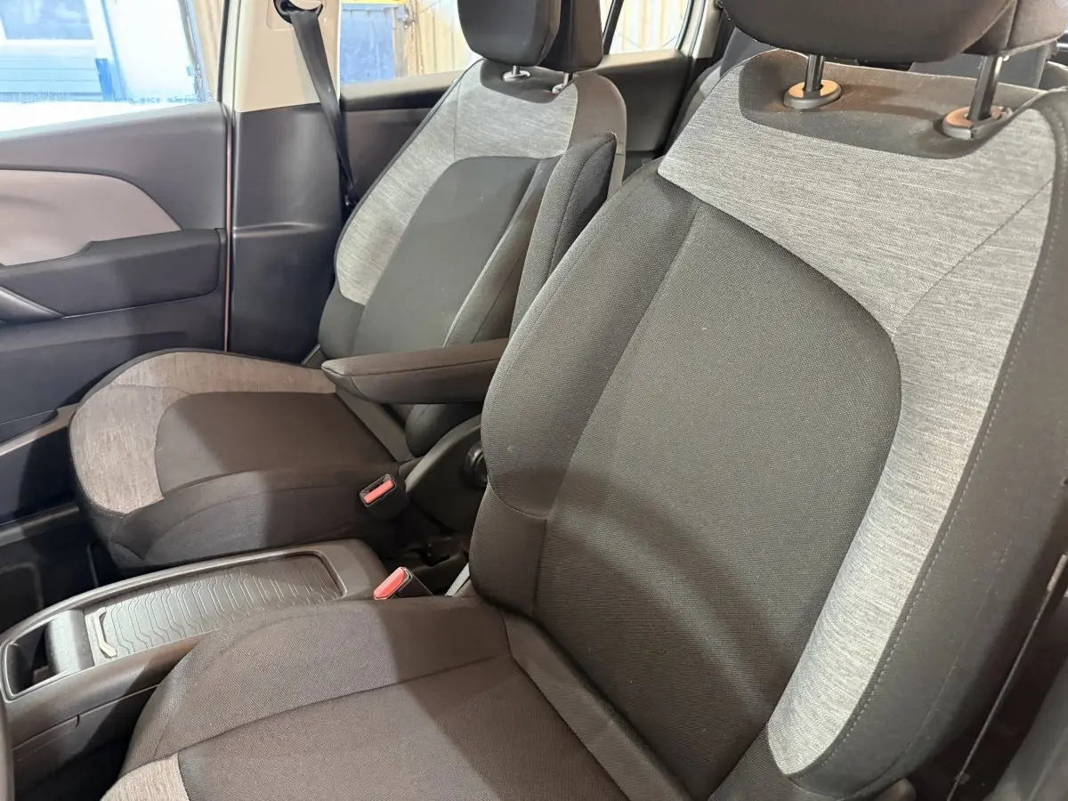 Gros plan sur les sièges avant bi-ton gris et noir du Citroën Grand C4 Spacetourer 2021, version Business.