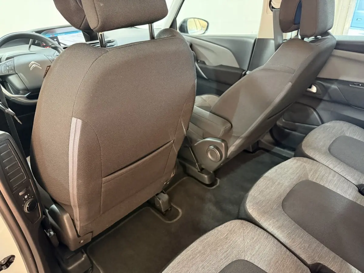 Vue intérieure côté droit du Citroën Grand C4 Spacetourer 2021, sièges tissu gris et noir, plancher plat visible.