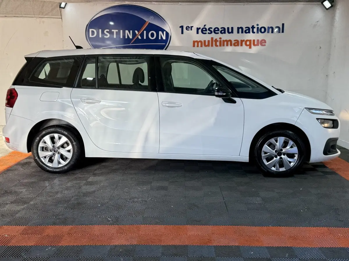 Vue latérale droite du Citroën Grand C4 Spacetourer blanc 2021, monospace avec vitres teintées et jantes alliage.