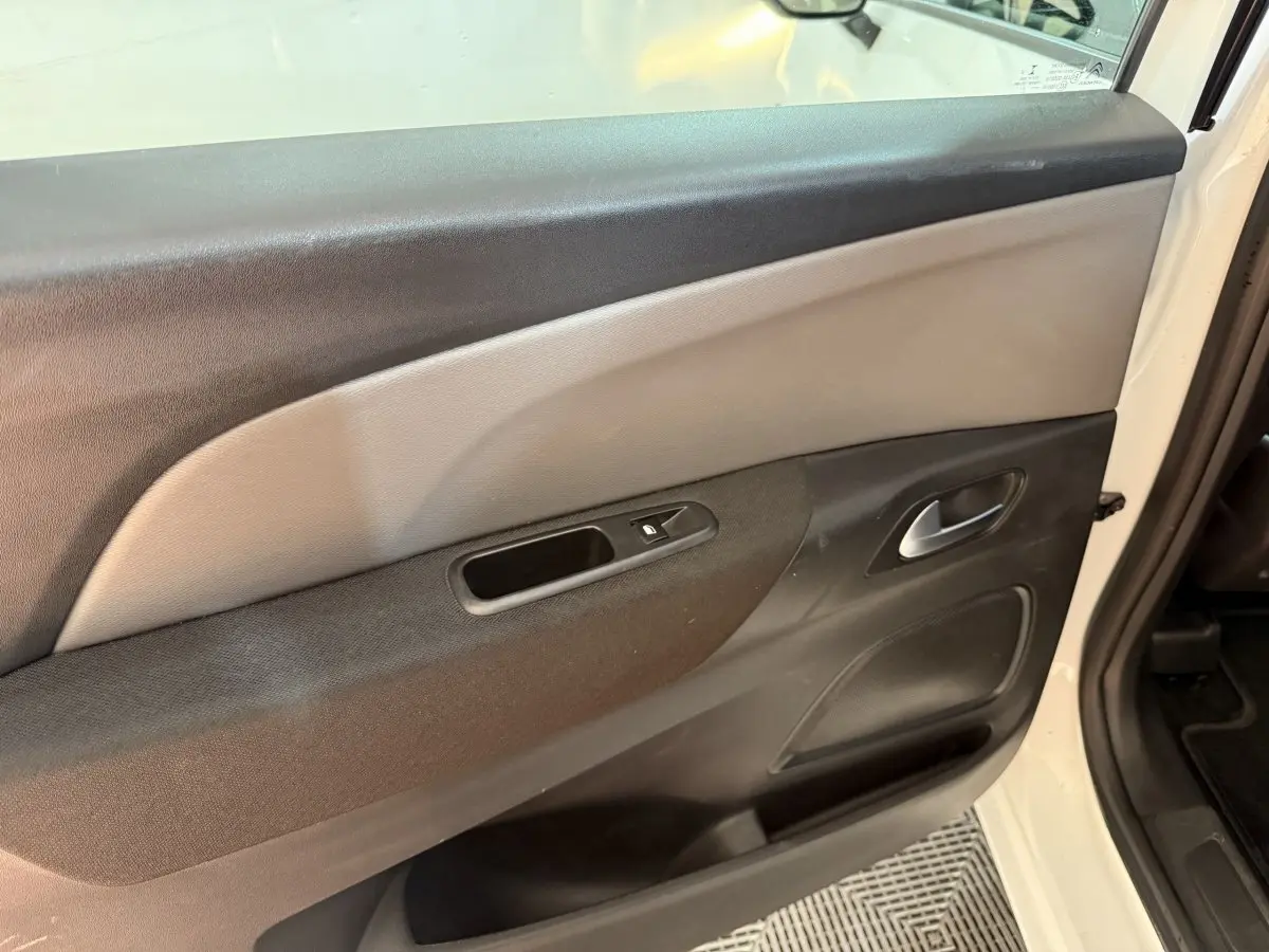 Gros plan sur la porte arrière droite blanche du Citroën Grand C4 Spacetourer avec garniture intérieure noire et grise.