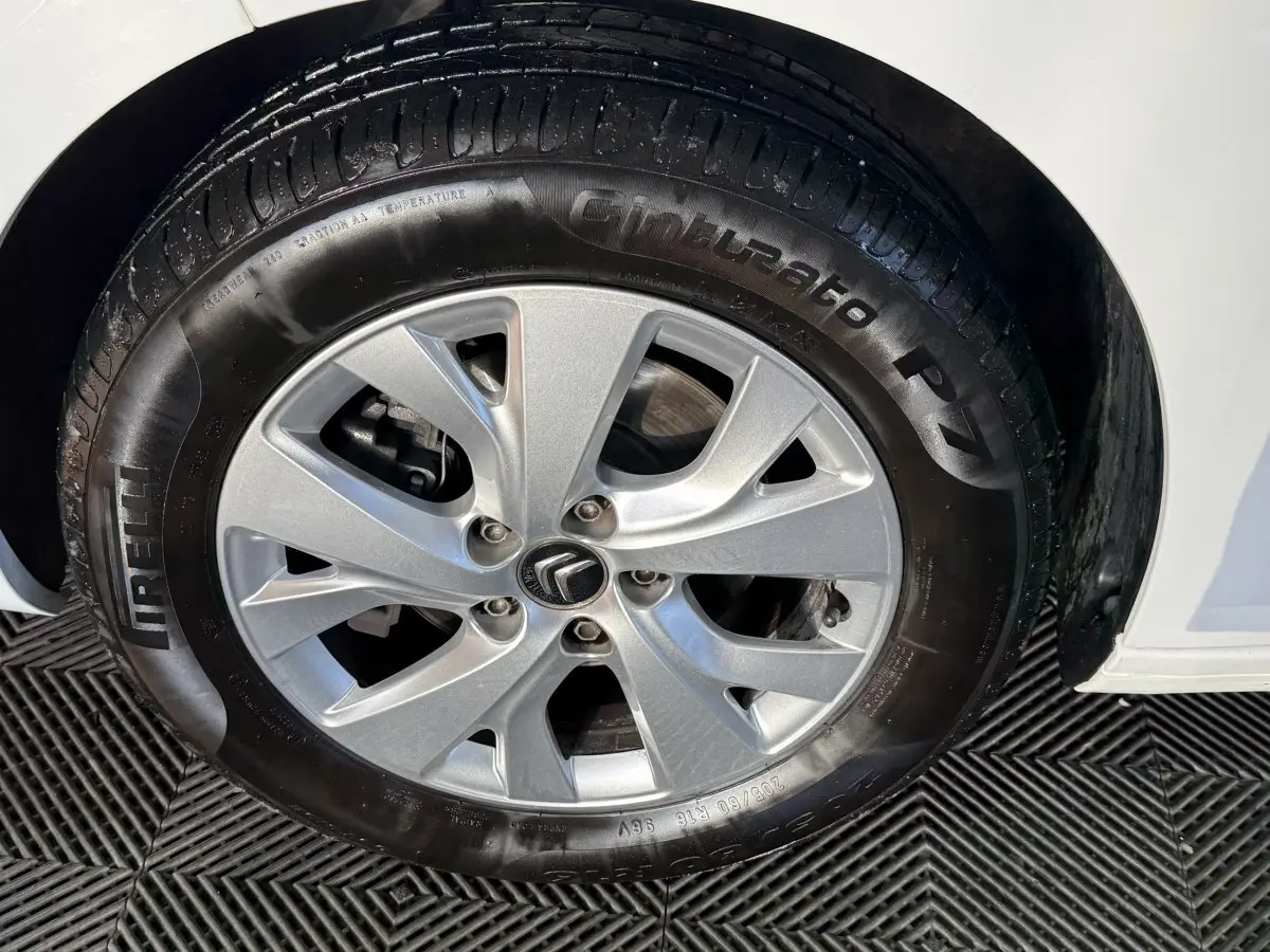 Gros plan sur la roue avant droite du Citroën Grand C4 Spacetourer blanc avec jante argentée et pneu Pirelli.