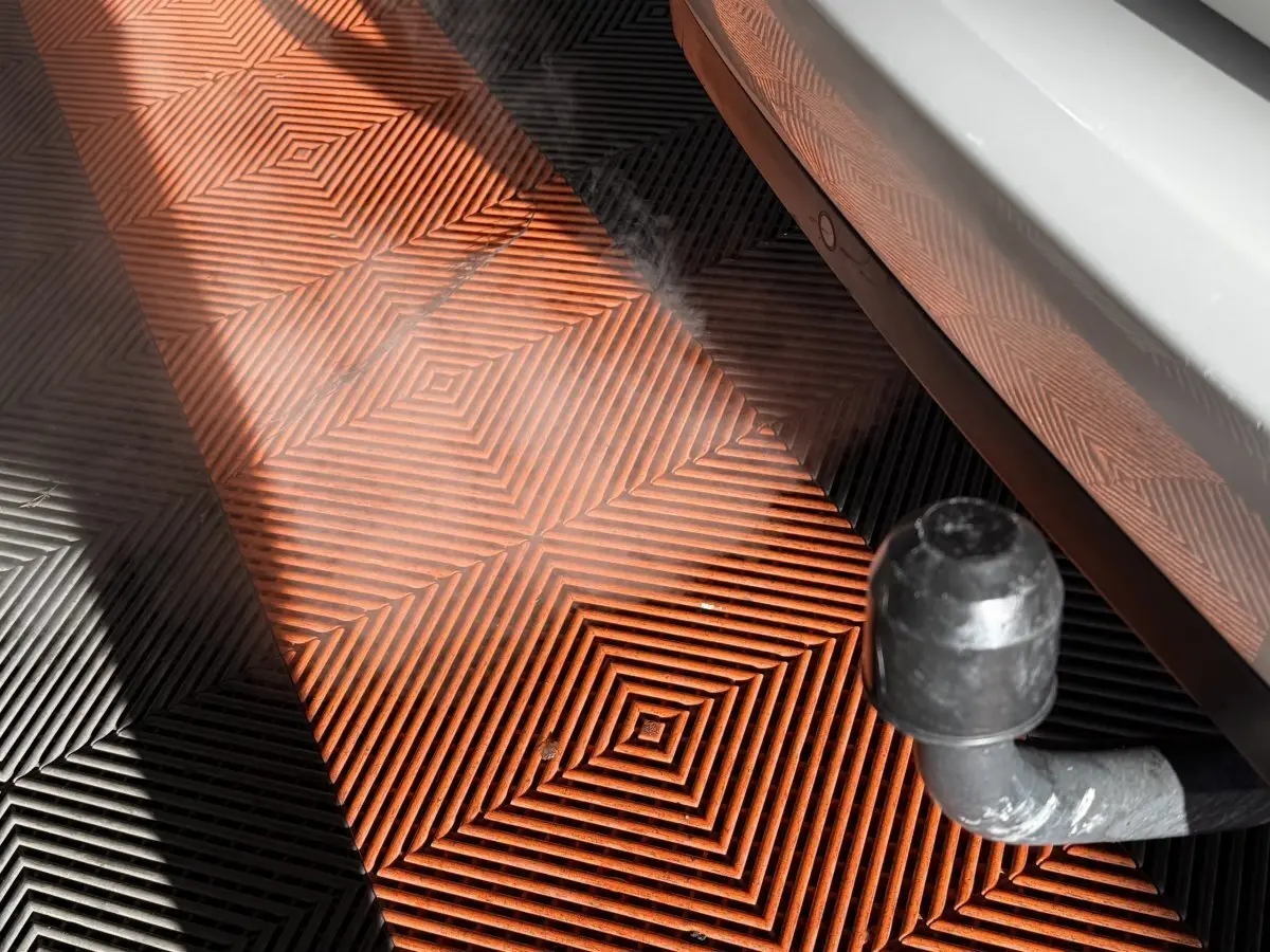 Vue rapprochée du côté droit arrière d’un Citroën Grand C4 Spacetourer blanc, avec attelage visible.