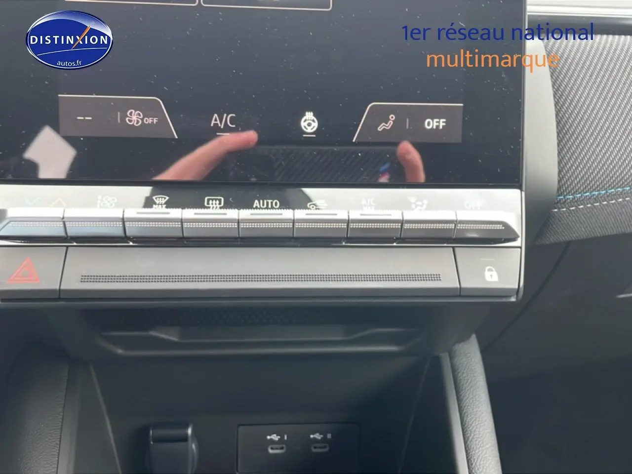 Gros plan sur la console centrale tactile et les commandes climatisation du Renault Captur gris cassiopée 2025.