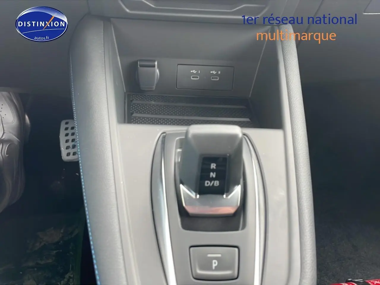 Vue rapprochée de la console centrale du Renault Captur gris cassiopée avec levier de vitesse automatique et ports USB.