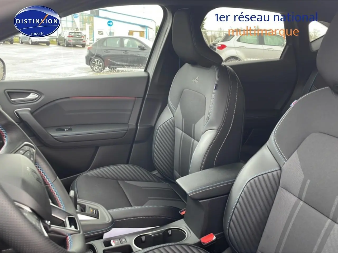 Vue intérieure côté droit du Renault Captur 2025 esprit alpine avec sièges sport noirs et surpiqûres bleues.