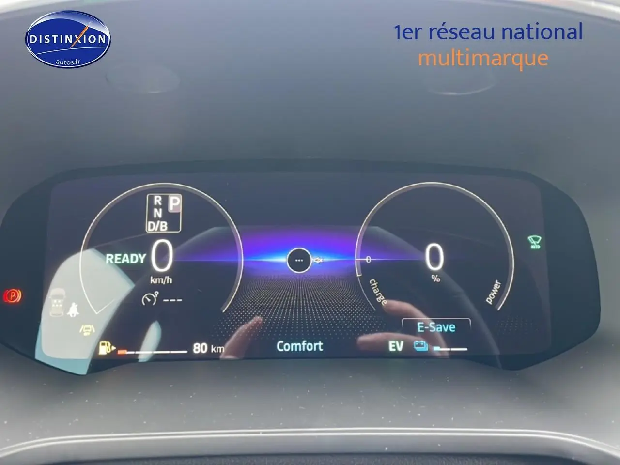 Tableau de bord numérique du Renault Captur gris cassiopée, affichage vitesse et mode confort en vue frontale.