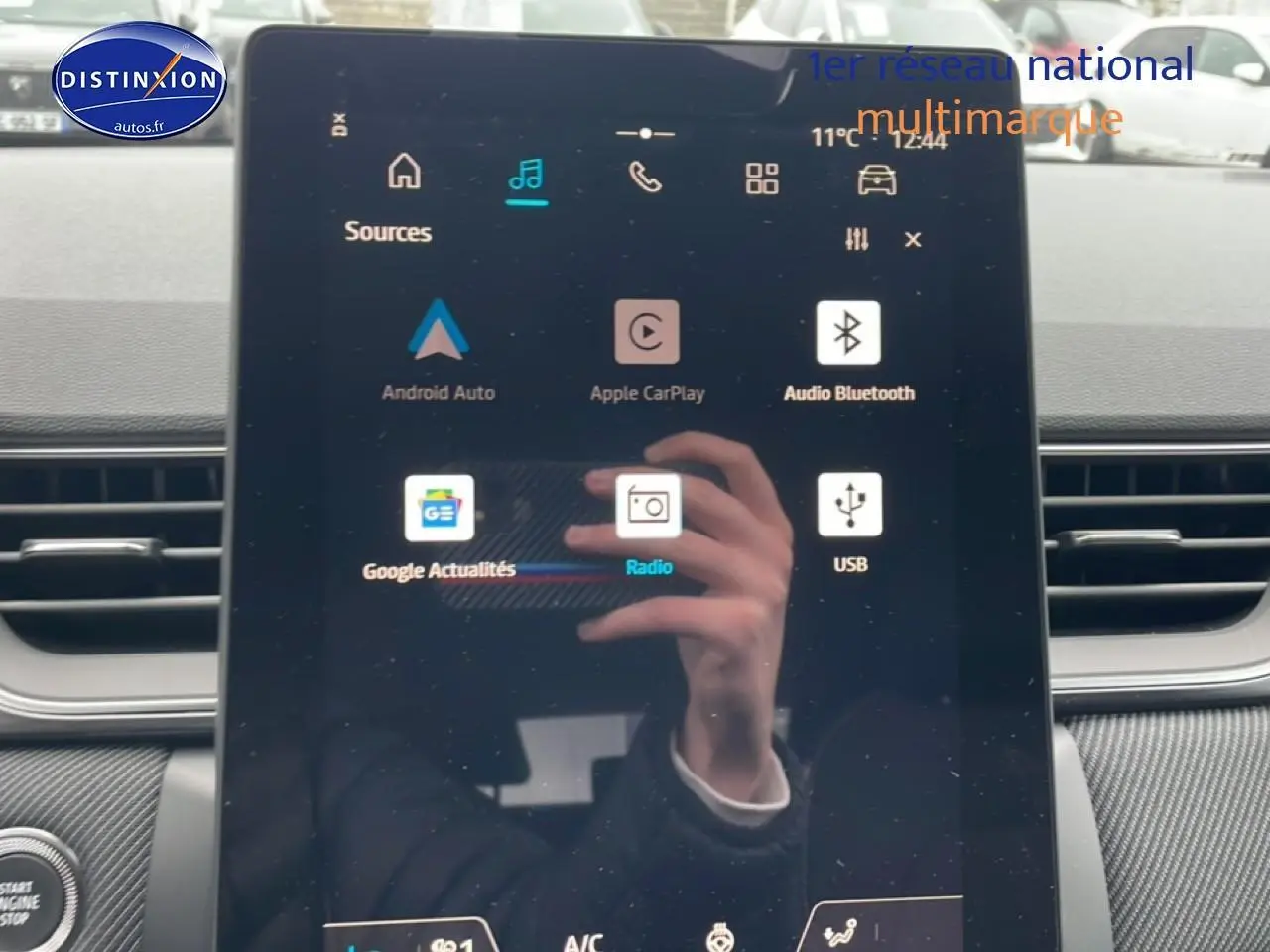 Écran tactile central du tableau de bord du Renault Captur 2025, avec interface multimédia affichée.