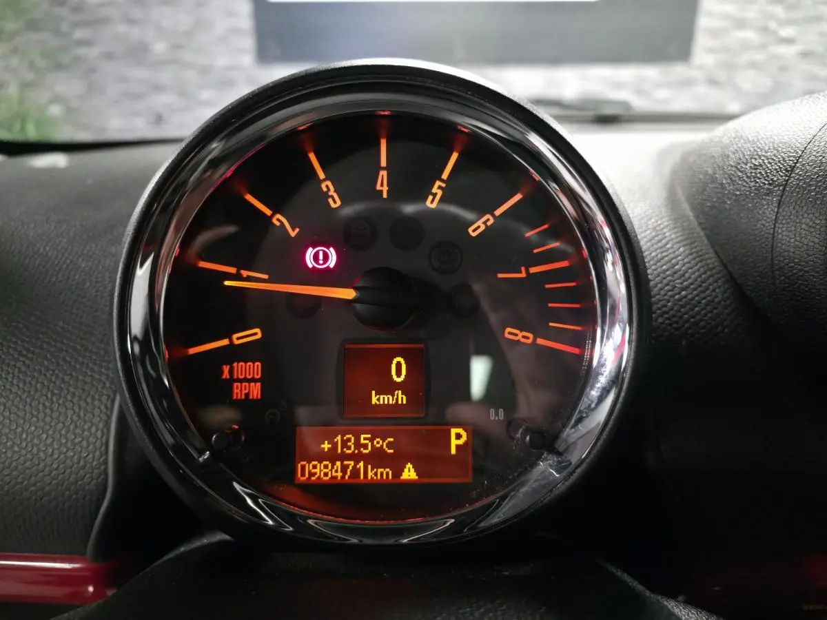 Gros plan sur le compteur central éclairé orange du MINI Countryman John Cooper Works, affichant 0 km/h.