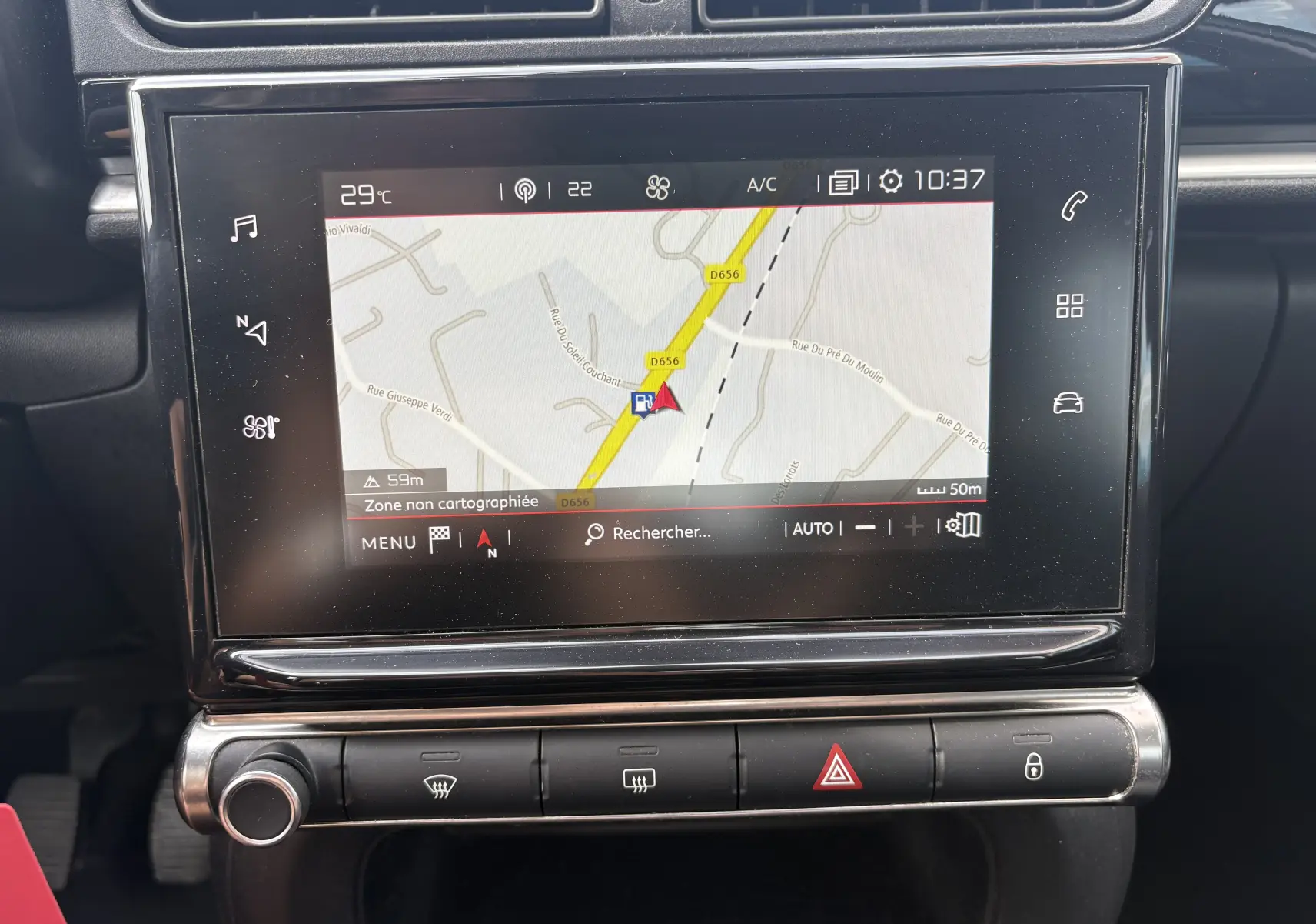 Écran tactile GPS en plan rapproché sur le tableau de bord noir du Citroën C3 blanc, version 2019.