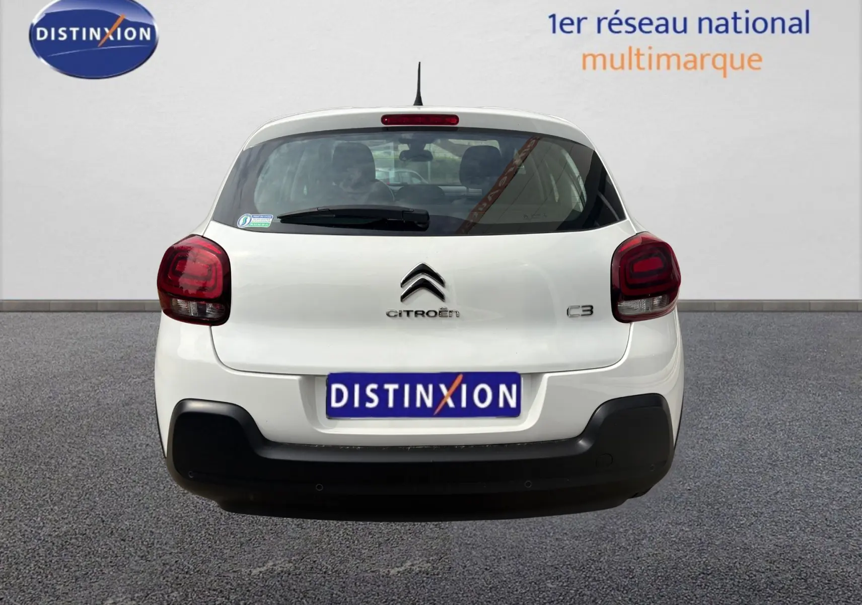 Vue arrière d'une Citroën C3 blanche de 2019 avec feux rouges et pare-chocs noir contrastant.