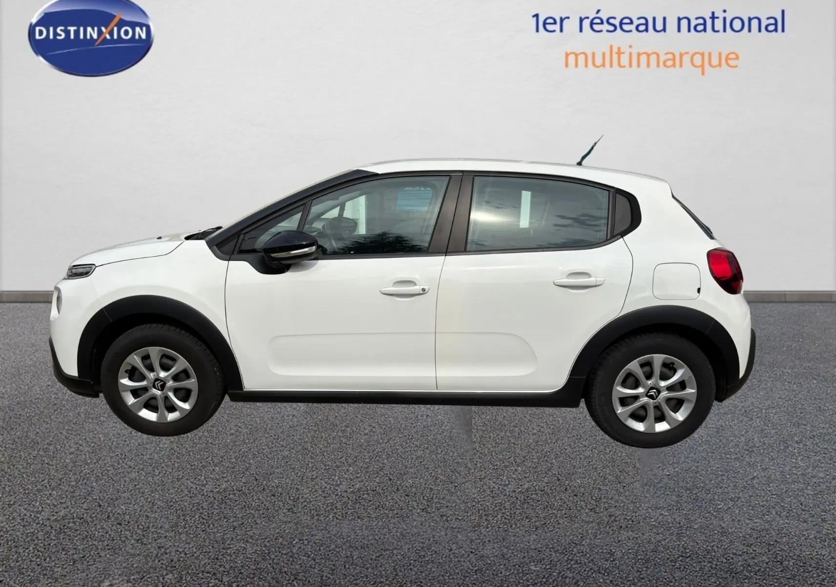 Profil droit d'une Citroën C3 blanche de 2019 avec détails noirs sur les ailes et rétroviseurs, sur fond neutre.