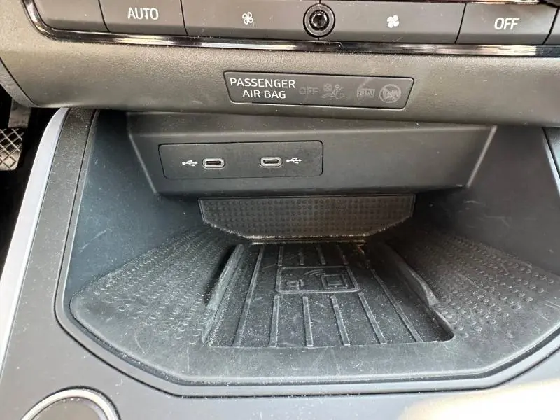 Gros plan intérieur sur la console centrale du SEAT Arona 2025, montrant deux ports USB-C et un espace de rangement antidérapant.