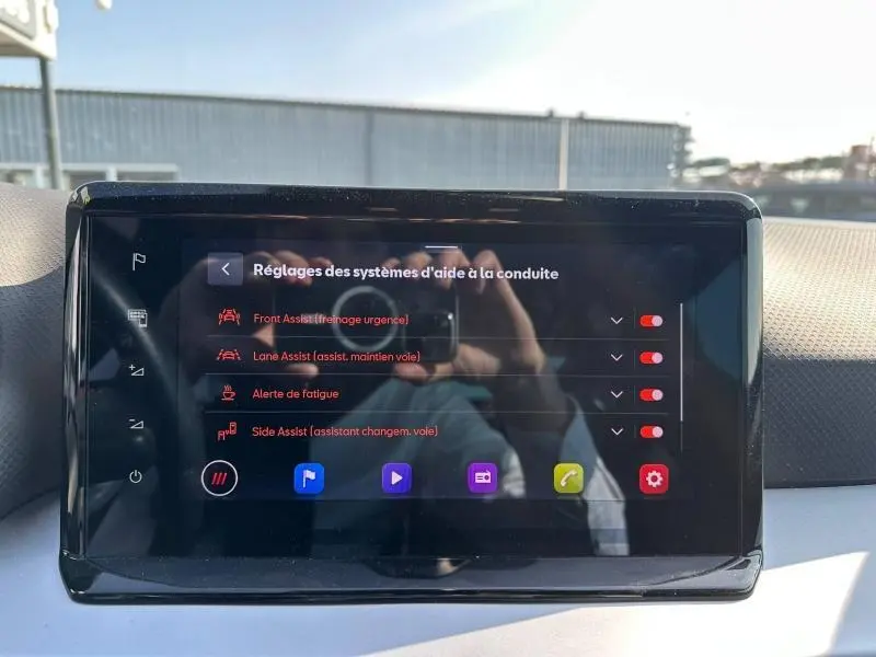 Écran tactile du tableau de bord du SEAT Arona 2025 affichant les réglages des aides à la conduite.