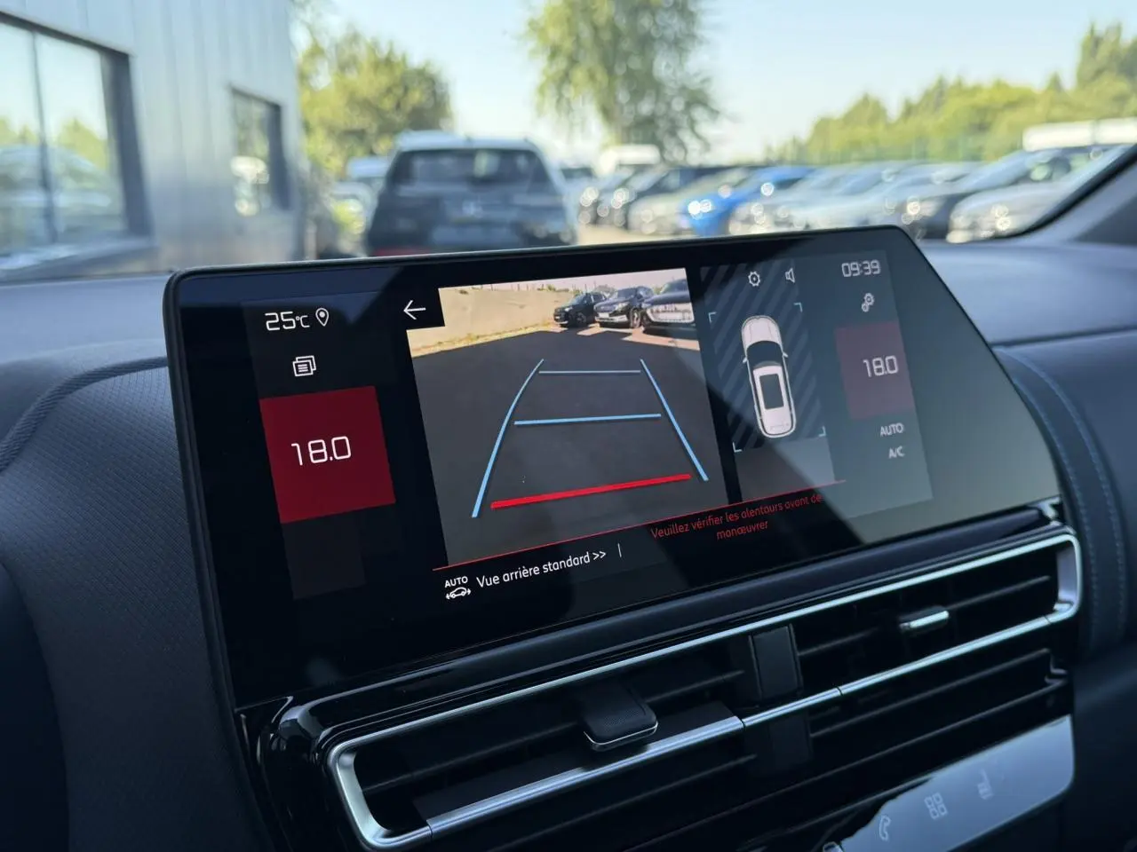 Écran tactile intérieur du Citroën C5 Aircross 2025 montrant la caméra de recul et les commandes climatisation.