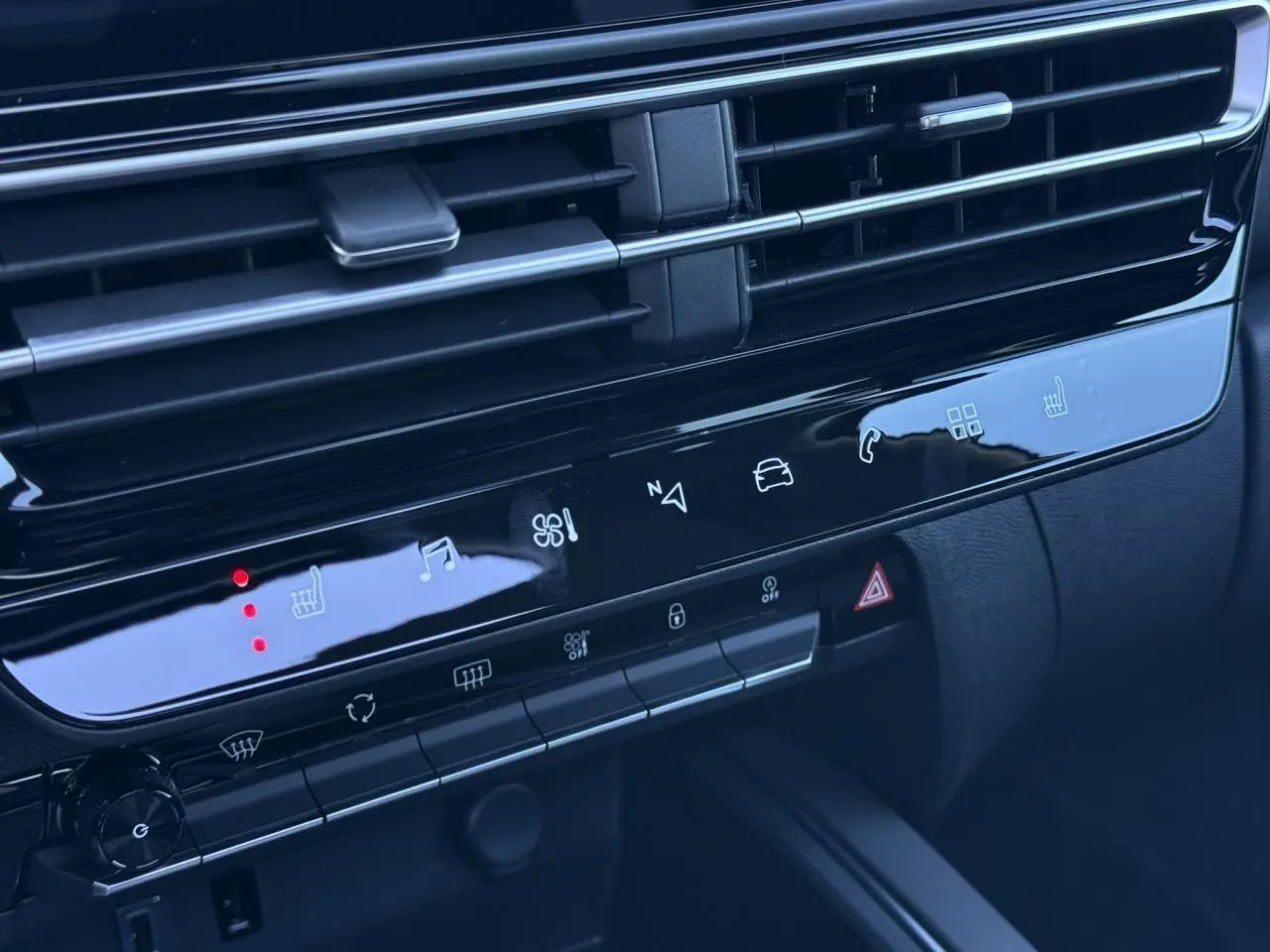 Détail de la console centrale tactile du Citroën C5 Aircross 2025 avec commandes de climatisation et sièges chauffants.