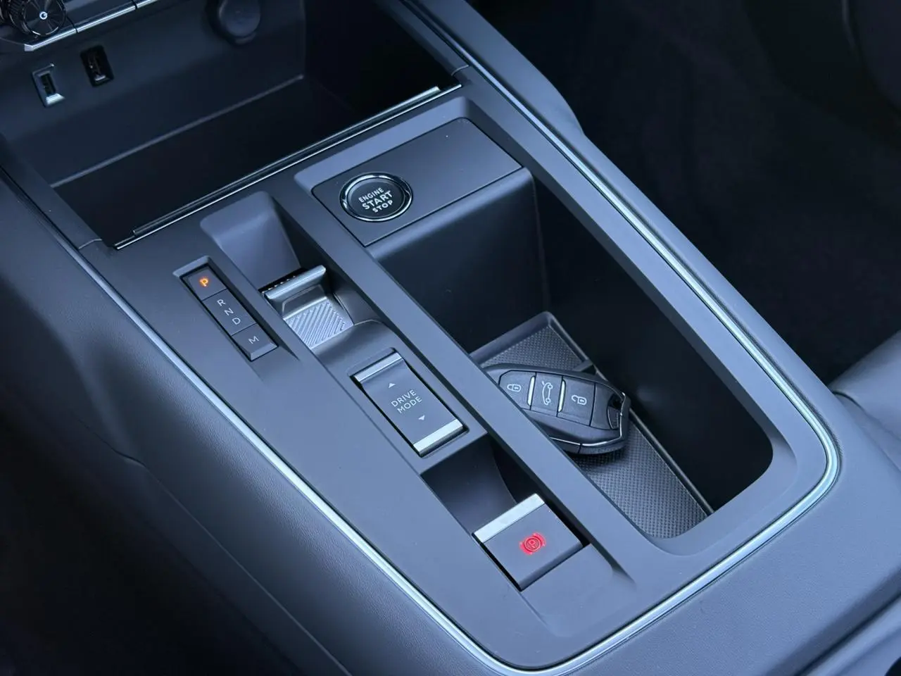 Gros plan sur la console centrale noire du Citroën C5 Aircross 2025 avec bouton start, levier de vitesses et clé posée.