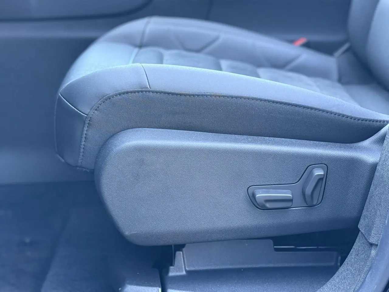 Gros plan sur le siège conducteur noir Alcantara du Citroën C5 Aircross 2025 avec réglages électriques visibles sur le côté.