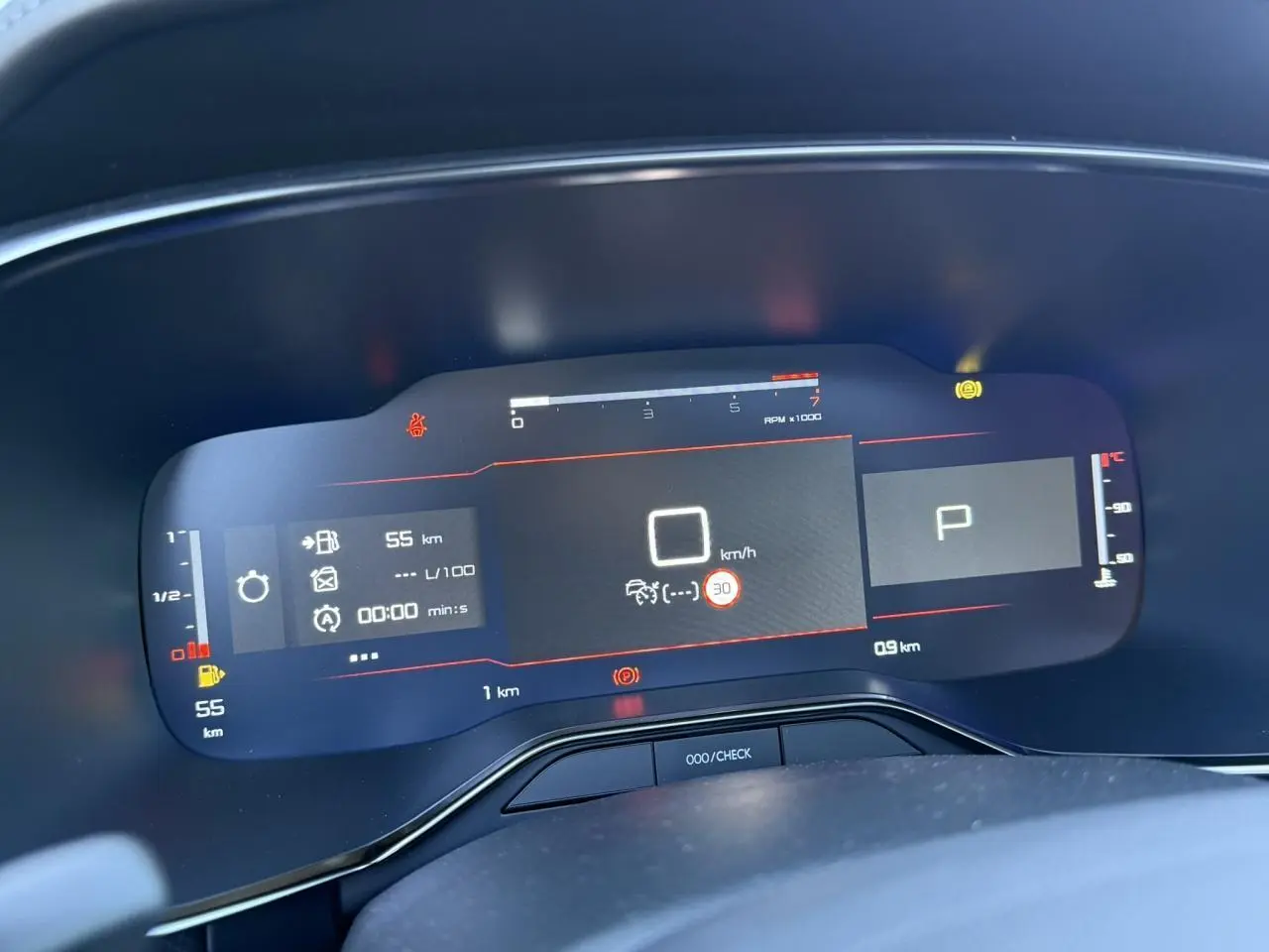 Tableau de bord numérique du Citroën C5 Aircross Bleu Eclipse affichant vitesse, compte-tours et indicateurs divers.