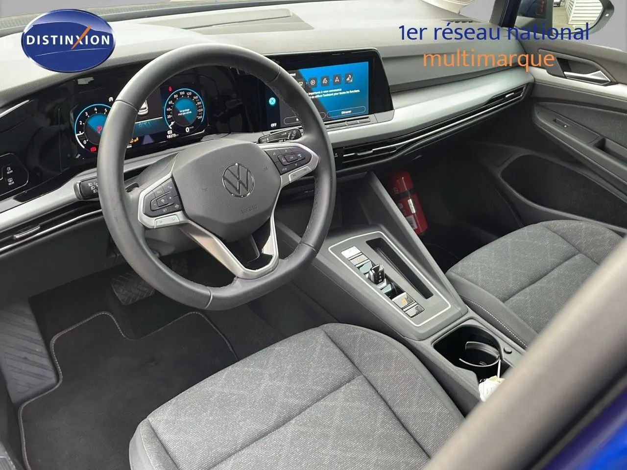 Intérieur de Volkswagen Golf VIII 2023, vue côté conducteur sur tableau de bord numérique et volant multifonction gris.