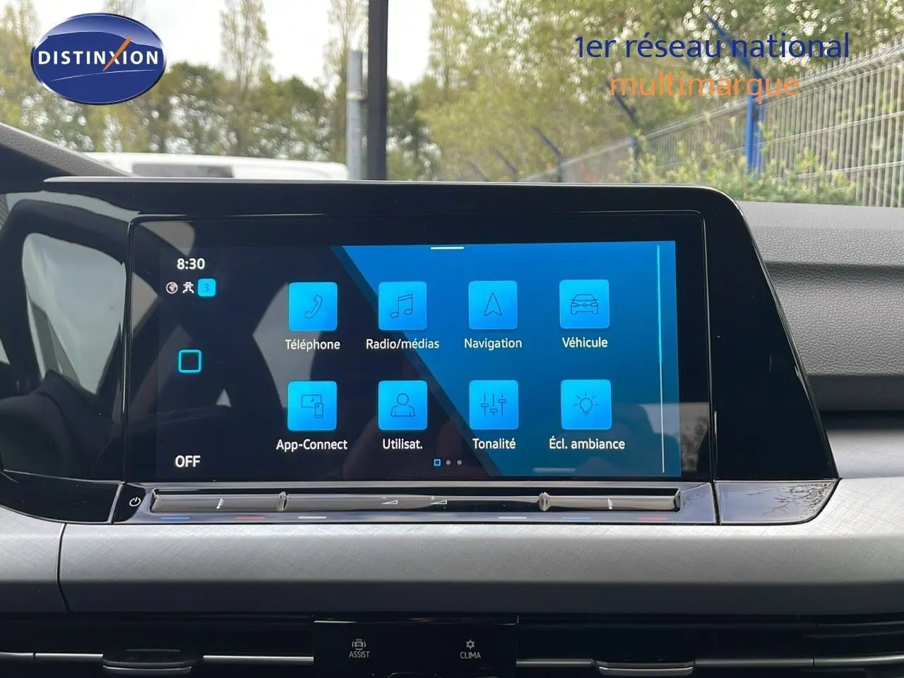 Écran tactile central de la Volkswagen Golf VIII bleu lapiz metal, vue intérieure du tableau de bord moderne.