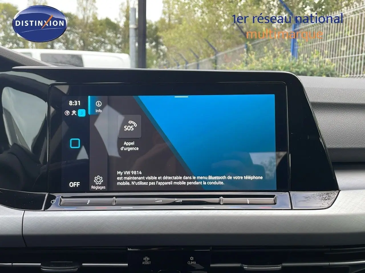 Écran tactile central affichant le menu Bluetooth dans l'habitacle d'une Volkswagen Golf VIII 2023.