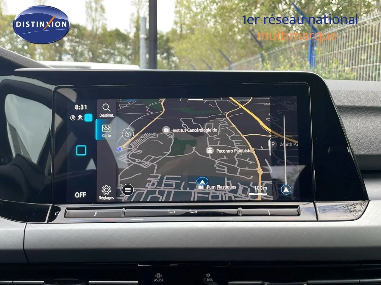 Écran tactile central affichant la navigation GPS dans l’habitacle d’une Volkswagen Golf VIII bleu lapiz metal.