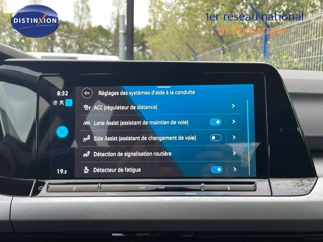 Écran tactile intérieur de la Volkswagen Golf VIII bleu lapiz metal affichant les aides à la conduite.