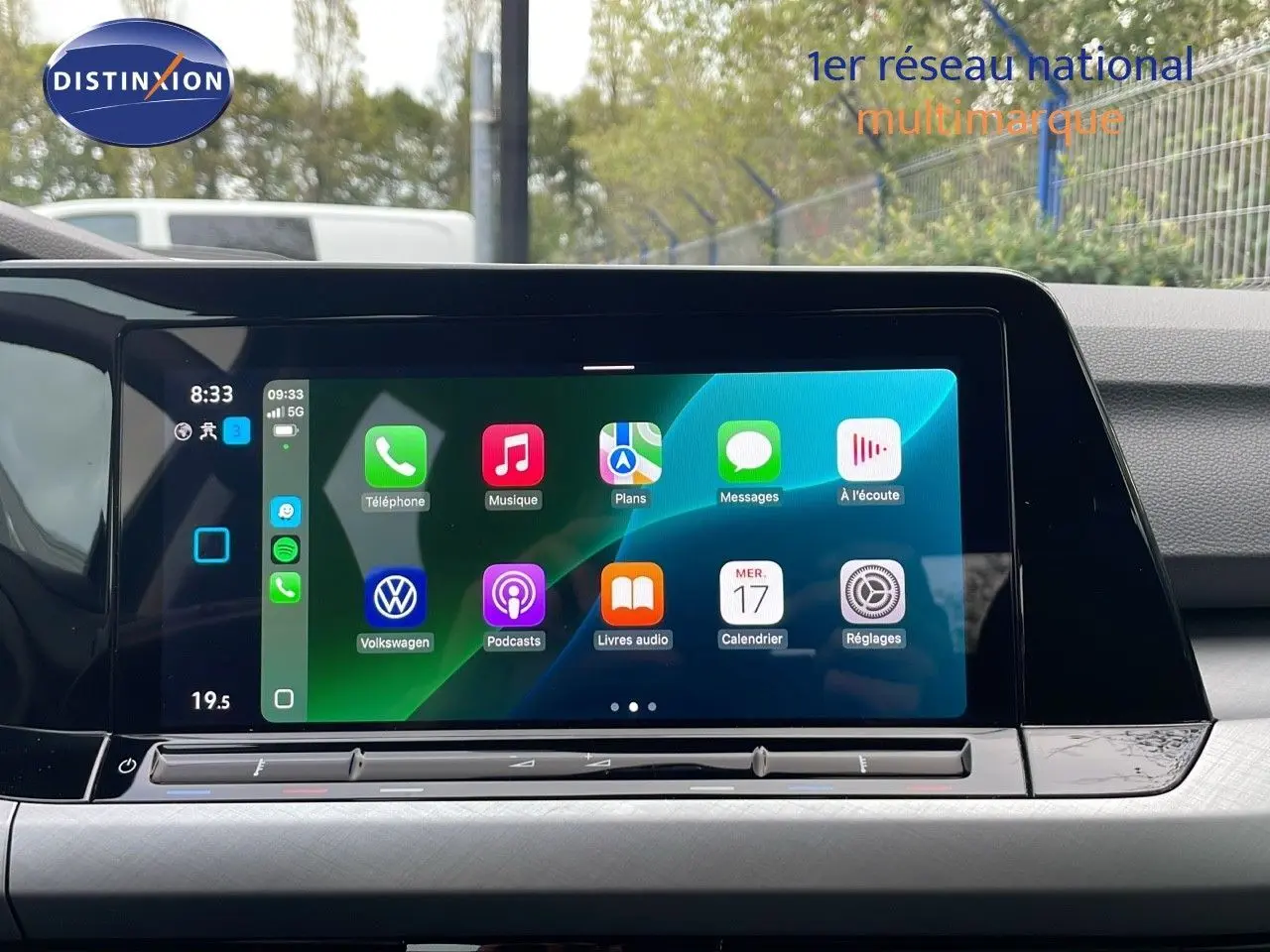 Écran tactile central de la Volkswagen Golf VIII bleu Lapis Metal, affichant les applications connectées en intérieur.