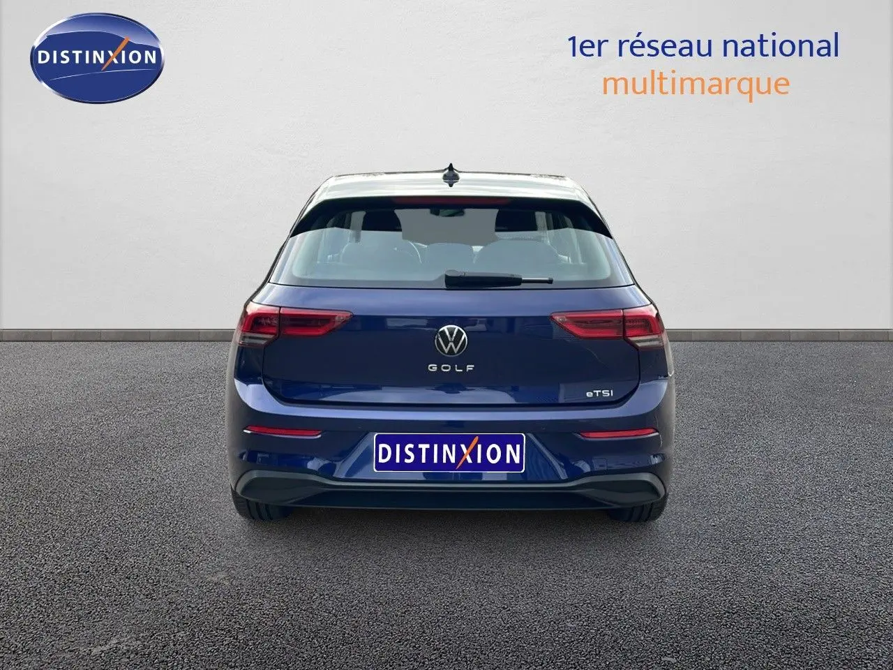 Vue arrière d'une Volkswagen Golf VIII bleu lapiz metal avec feux LED et logo distinctif au centre du hayon.